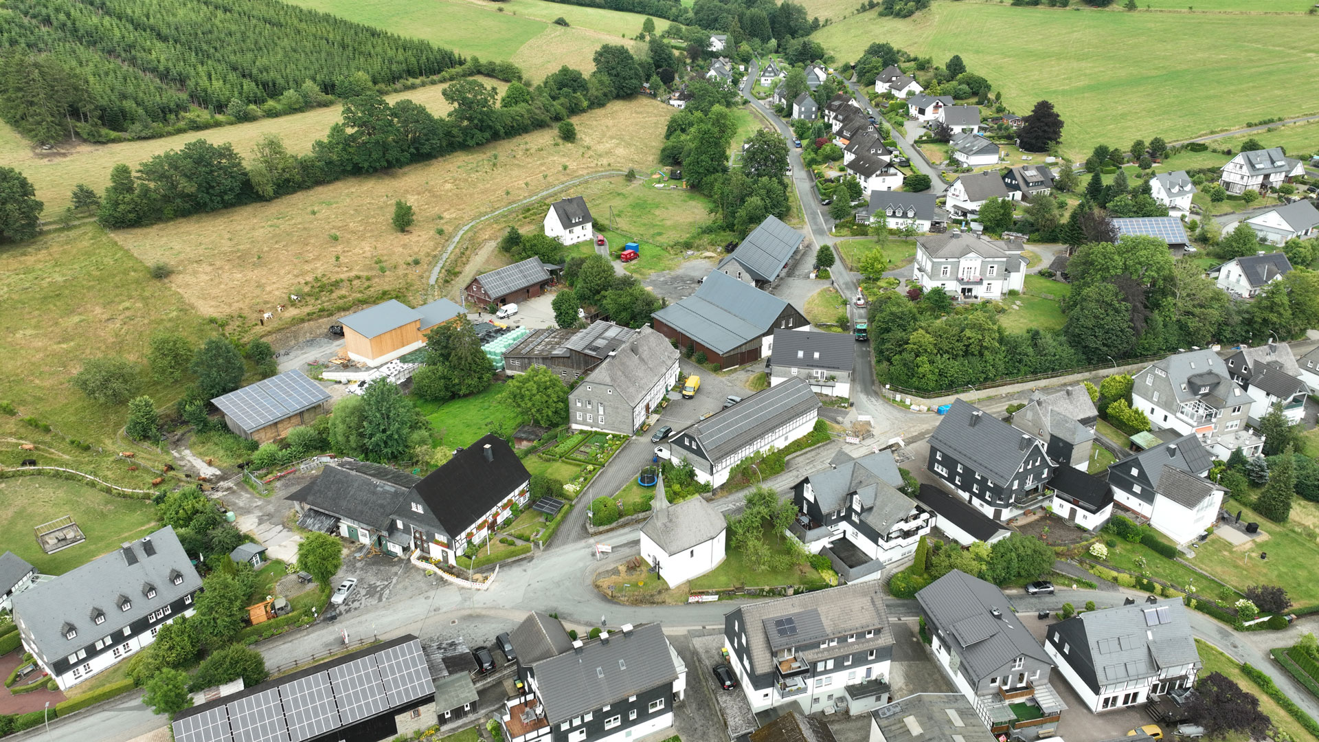 Luftbild des Hofes Rörig-Plenz in Schmallenberg